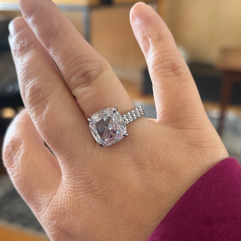 Stunning Silver Ring with Clear Stone